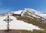 54 Eccomi giunto a Capanna 2000 con Arera ancora biancheggiante di neve